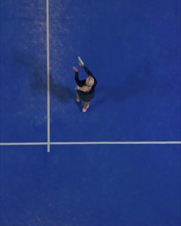 Padelbane sett ovenfra med spiller