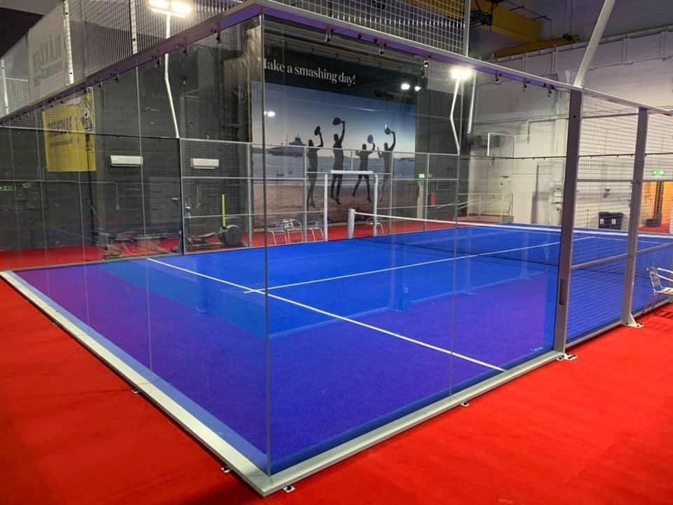 Padelbane med glassvegger hos Moss Padelsenter